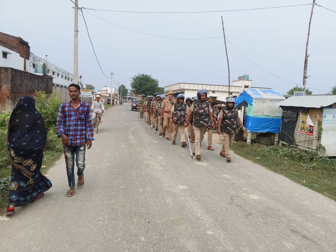 BASTI भारी पुलिस बल मय दंगा नियंत्रण उपकरण के साथ फ्लैग मार्च किया गया