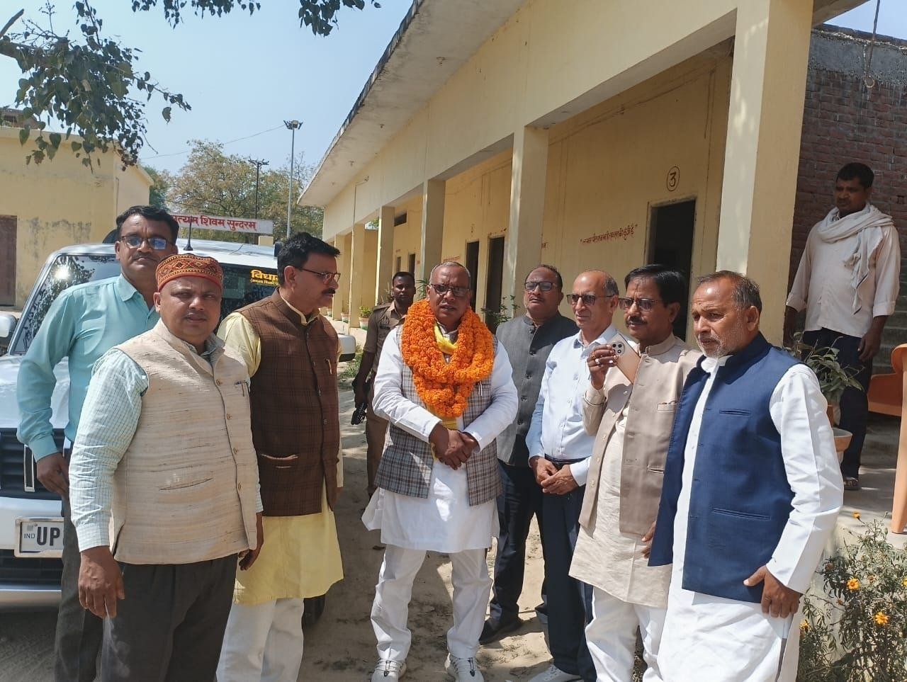 जनपद MAU, के तदर्थ प्रधानाचार्य का एक प्रतिनिधिमंडल जनपद के तदर्थ प्रधानाचार्य को विनियमित करने हेतु ज्ञापन पत्र