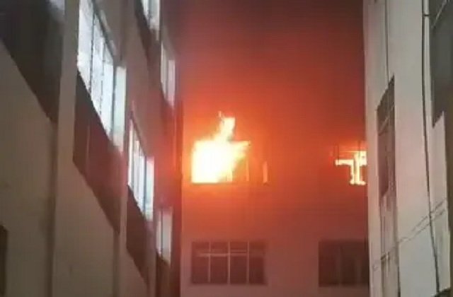 Lucknow लोकबंधु अस्पताल में सोमवार रात 9:30 बजे भीषण आग लग गई। दमकलकर्मियों ने अपनी जान लगाकर 250 मरीजों को बचाया। सै