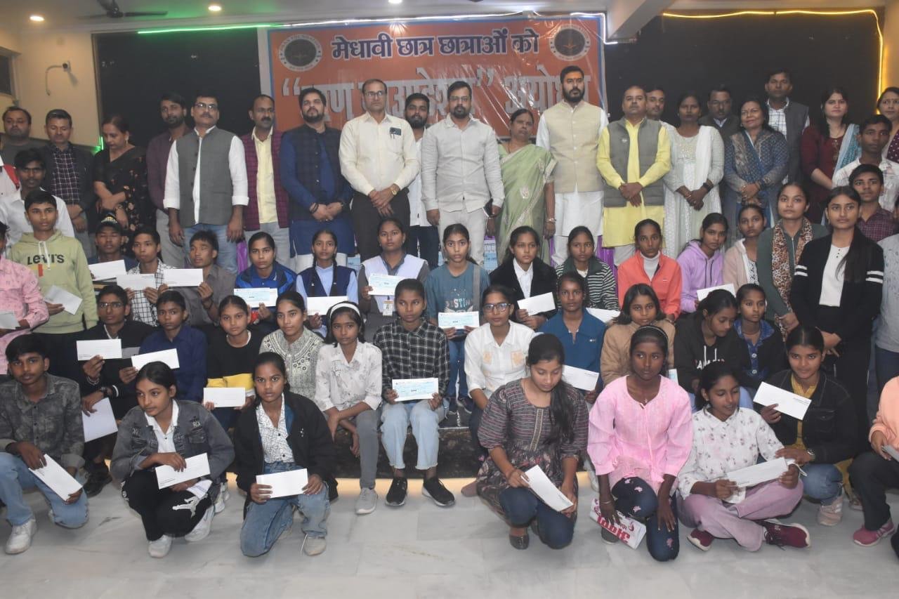 AYODHYA  प्राण फाउंडेशन द्वारा 150 विद्यार्थियों को छात्रवृत्ति वितरित