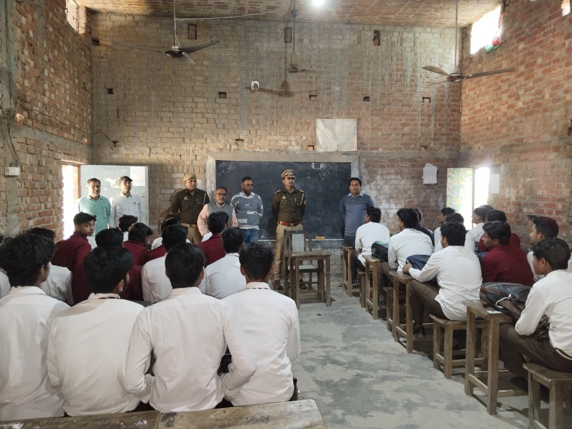 SAMBHAL छात्र-छात्राओं में बढ़ाई जा रही यातायात नियमों के प्रति जागरूकता