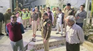 SAMBHAL कैलादेवी धाम के मुख्य पुजारी ऋषिराज गिरि द्वारा हरिहर मंदिर परिसर तक पैदल मार्च