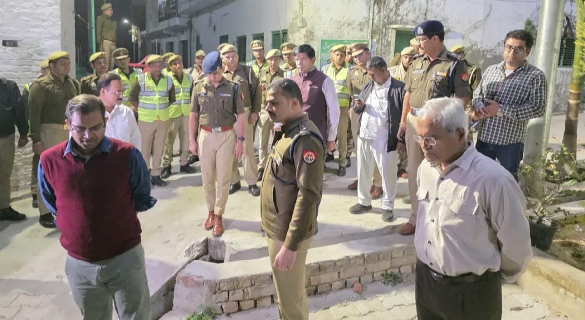 SAMBHAL कैलादेवी धाम के मुख्य पुजारी ऋषिराज गिरि द्वारा हरिहर मंदिर परिसर तक पैदल मार्च