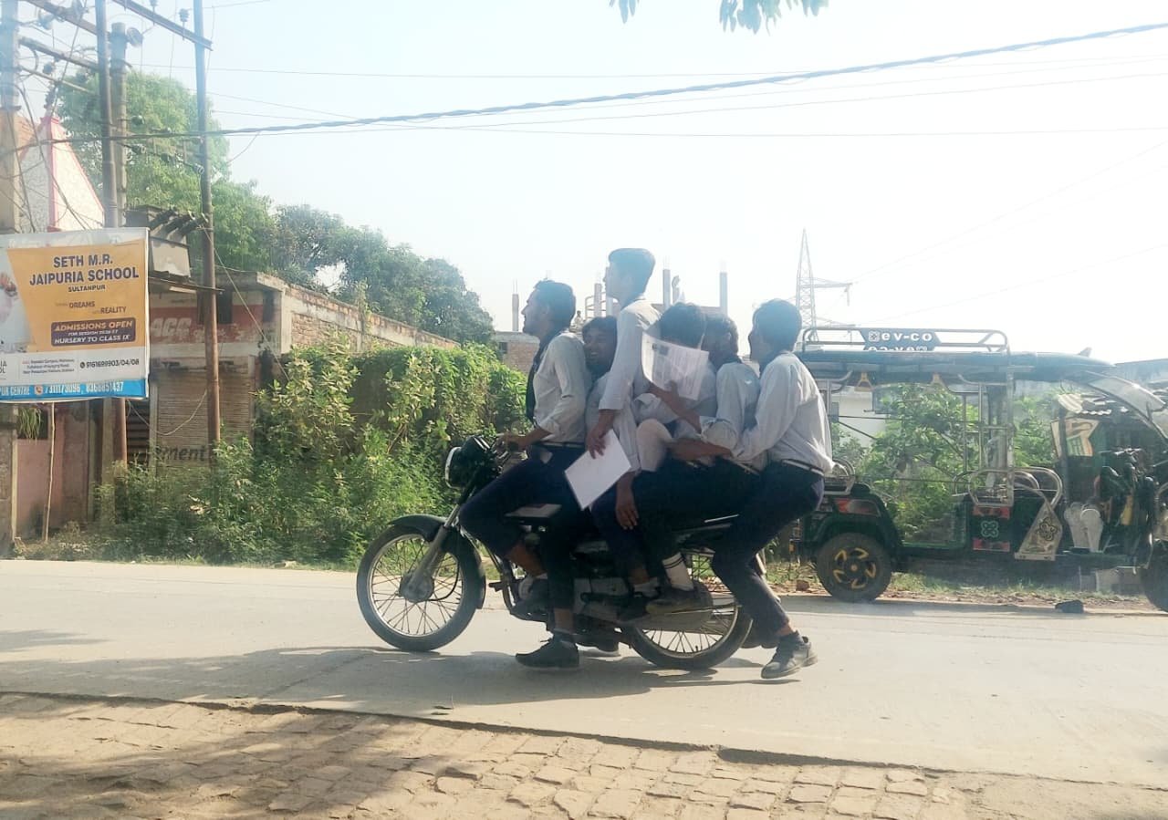 सावधानी हटी दुर्घटना घटी, नहीं समझ रहे बच्चे,स्कूली बच्चों की घोर लापरवाही, मौत को दे रहे दावत