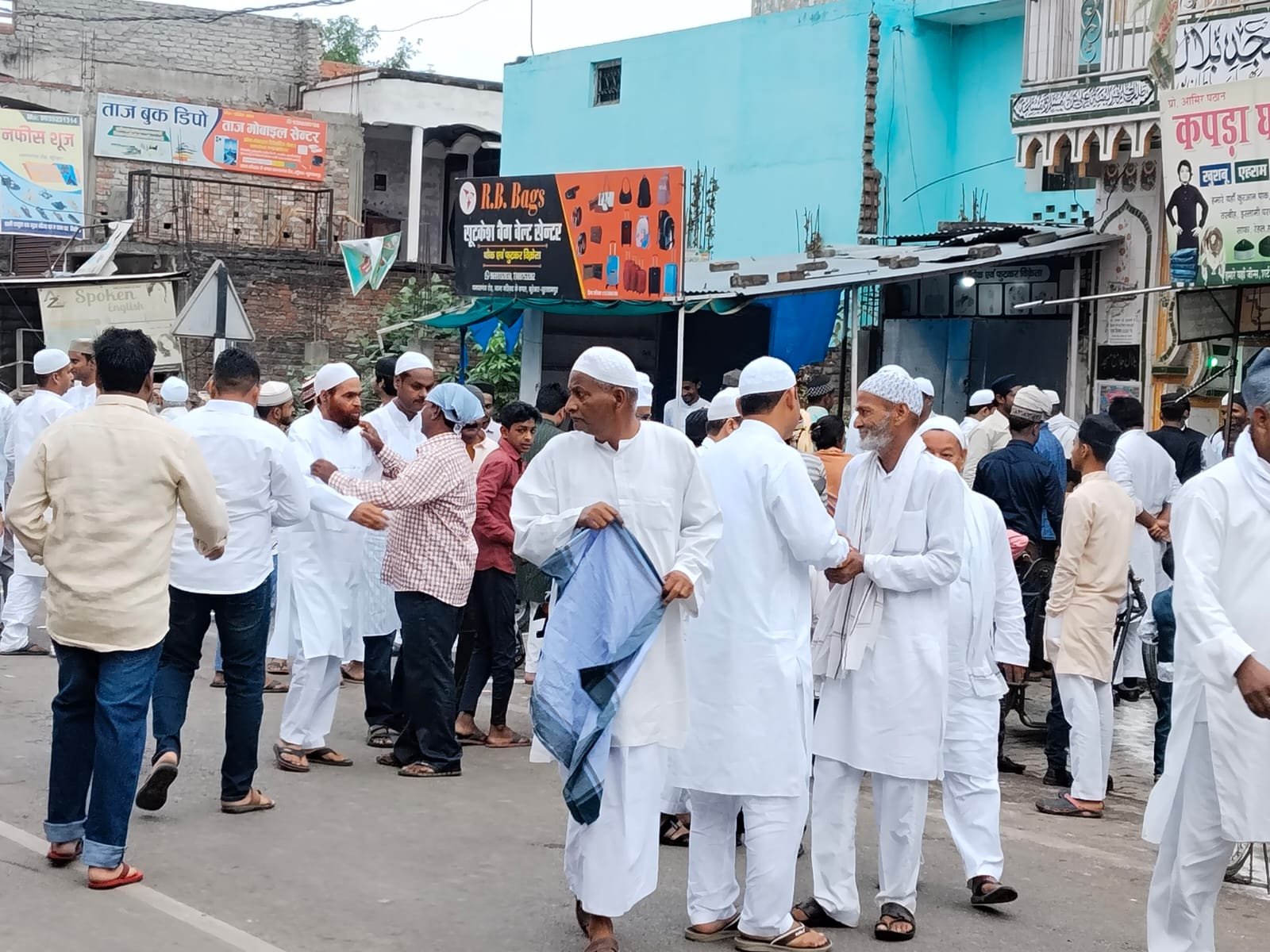 विकास खण्ड कूरेभार में शांतिपूर्वक अता हुई ईद की नमाज, एक दूसरे से गले मिलकर दी ईद की मुबारकबाद