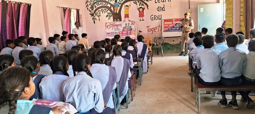 मिशन शक्ति फेज-05” (द्वितीय चरण) के अन्तर्गत जनपदीय पुलिस द्वारा महिलाओं /छात्राओं/ बच्चियों को किया गया जागरूक।💢