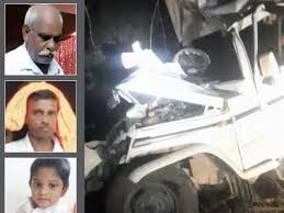 आगरा में पिता, बेटा-बहू और पोती समेत 5 की मौत:नवरात्रि पर दर्शन करके लौट रहे थे, बोलेरो के दरवाजे तोड़कर लाश निकाली