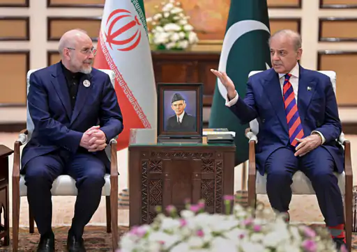 अमेरिका होर्मुज से गुजरने वाले जहाजों की नाकाबंदी करेगा:कहा- ईरान को टोल दिया तो रास्ता नहीं मिलेगा; ईरान बोला- टोल देना ही पड़ेगा