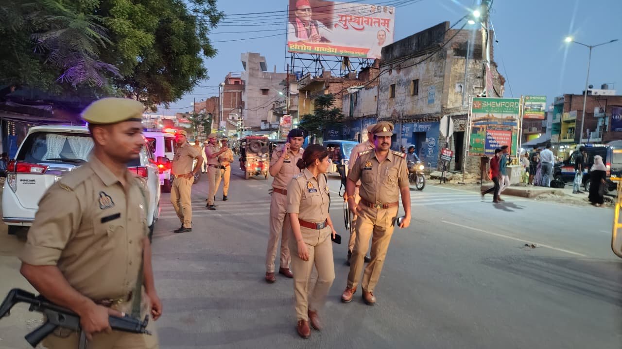 पुलिस अधीक्षक जनपद सुलतानपुर के निर्देशन में आगामी डॉ. भीमराव अंबेडकर जयंती को शांतिपूर्ण ढंग से संपन्न कराने हेतु पुलिस-प्रशासन मुस्तैद; सुलतानपुर पुलिस द्वारा किया गया रूट मार्च