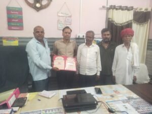 टोंक से एस रहमान कि रिपोर्ट।टोंक, नगर परिषद टोंक द्वारा स्वच्छता को लेकर सख्त कार्रवाई करते हुए शहर में 20 दुकानदारों के चालान काटे गए। साथ ही उन्हें हरे और नीले रंग के डस्टबिन भी वितरित किए गए, ताकि कचरा पृथक्करण को बढ़ावा मिल सके।