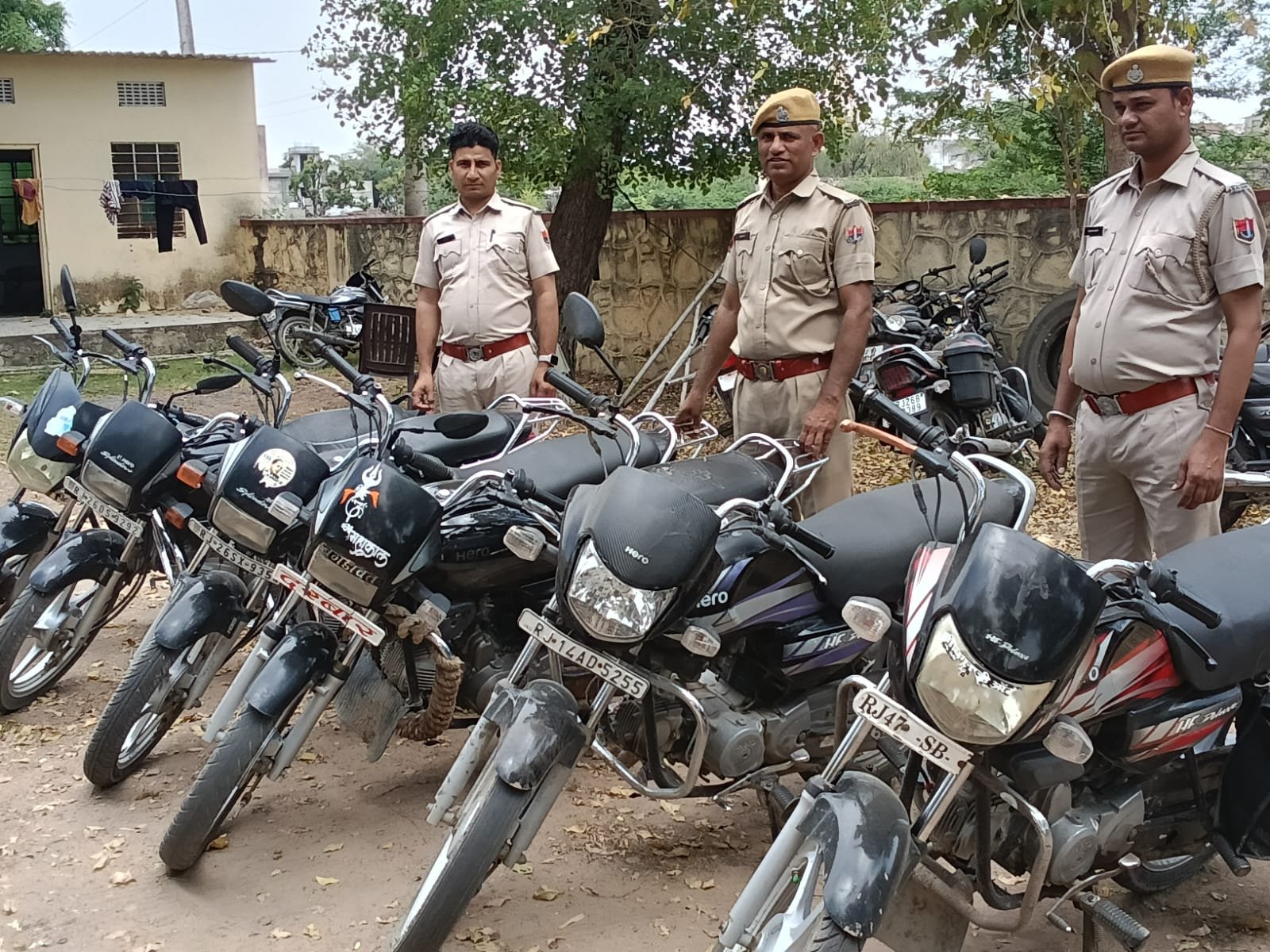 टोंक से एस रहमान कि रिपोर्ट।टोंक/मालपुरा।नशे में वाहन चलाने पर शिकंजा, 6 चालक गिरफ्तार डिग्गी थाना पुलिस की कार्रवाई, 6 मोटरसाइकिलें जब्त