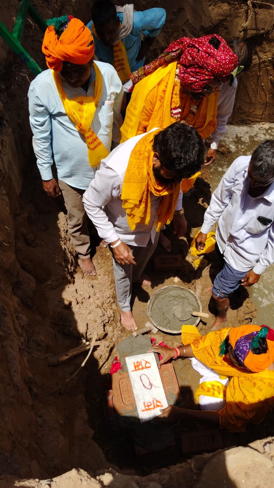 टोंक से एस रहमान कि रिपोर्ट।चारनेट में भव्य श्री दर्रा बालाजी मंदिर निर्माण का शुभारंभ, नींव शिलान्यास एवं भूमि पूजन सम्पन्न हुआ।