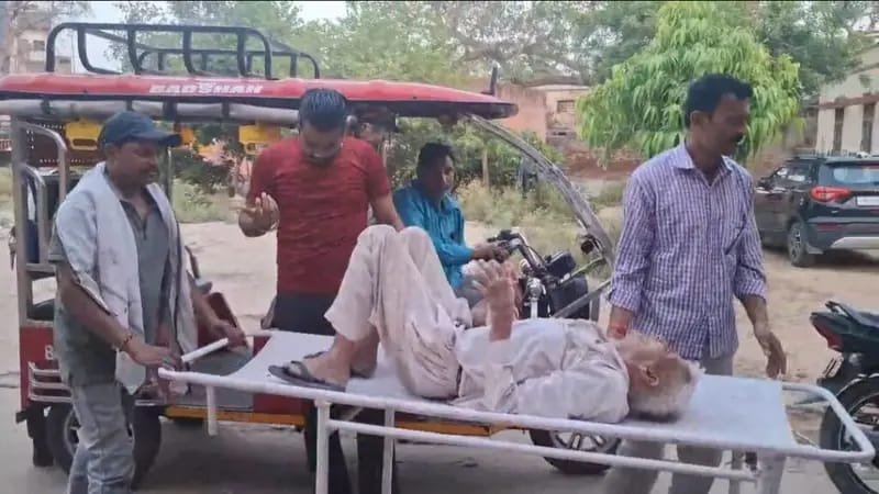 मनोज कुमार शर्मा, हाथरस तीन बाइकों की भिड़ंत में वृद्ध सहित चार लोग हुए घायल, अस्पताल में कराया भर्ती