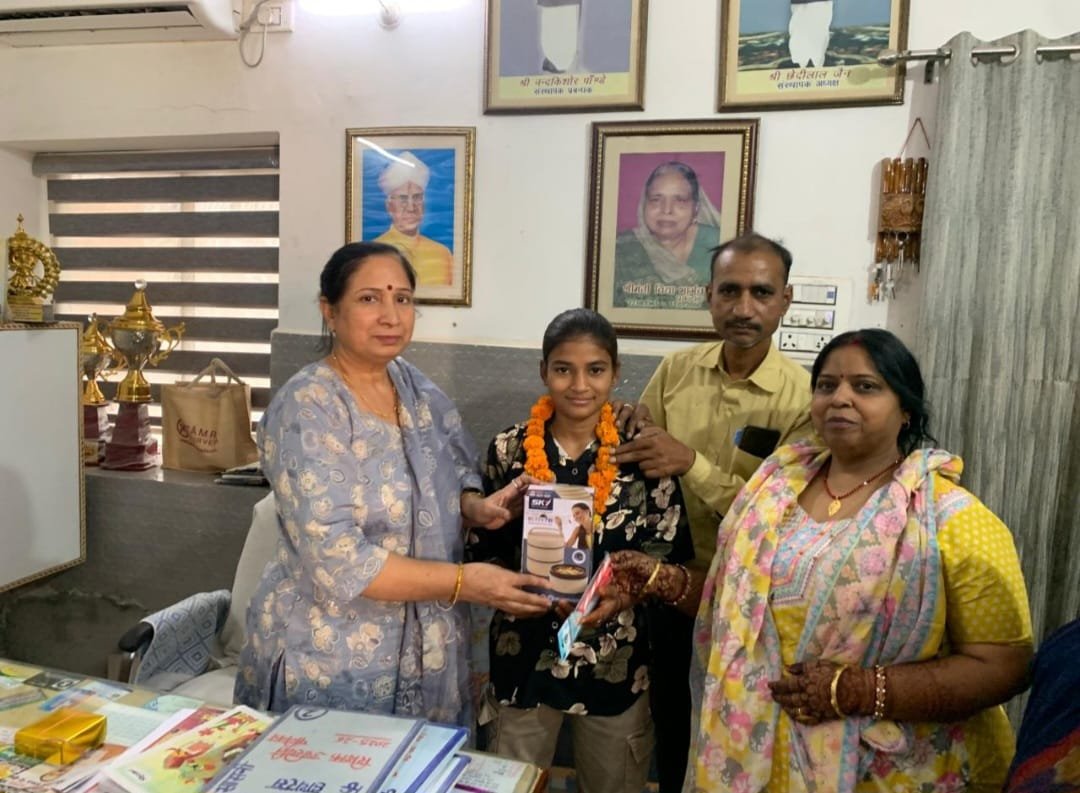 कन्या इंटर कॉलेज सासनी की बेटियों ने लहराया परचम, शानदार परीक्षा परिणाम से खुशी की लहर