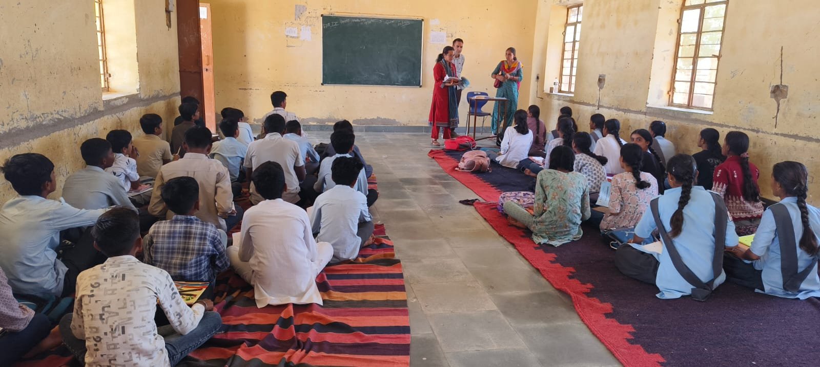 जिला कलक्टर ने पीएमश्री स्कूल कनोई में विद्यार्थियों की दक्षता जांची, नियमित मॉनिटरिंग पर दिया जोर