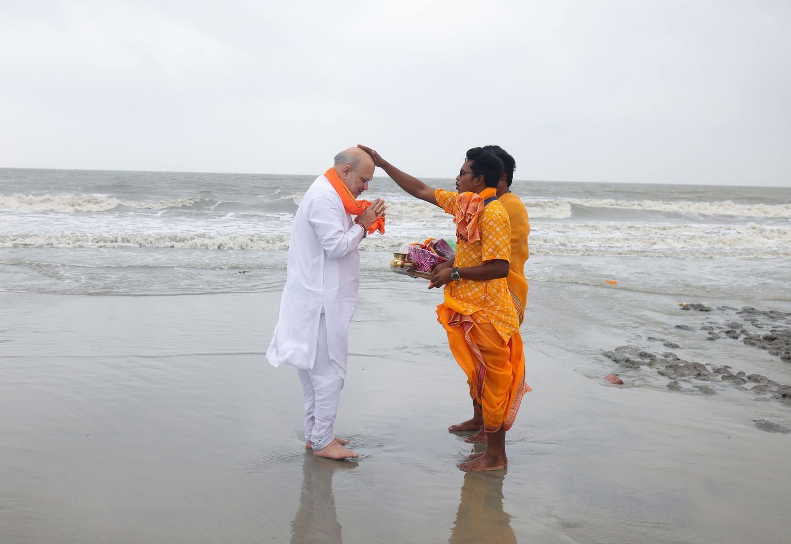 মানুষ পরিবর্তন চায়...কেউ তা আটকাতে পারে না...ইতিহাসের দিকে তাকালে দেখা যায়, মানুষ বিদ্রোহ করলে সব প্রতিবন্ধকতা ভেঙে পড়ে...পশ্চিমবঙ্গে ঠিক তাই ঘটছে।