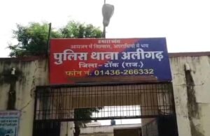 टोंक/अलीगढ़। जिले में अवैध खनन और परिवहन के खिलाफ चलाए जा रहे विशेष अभियान के तहत उनियारा सर्किल अन्तर्गत अलीगढ़ थाना पुलिस ने सोमवार देर रात कार्रवाई करते हुए अवैध बजरी से भरी एक ट्रैक्टर-ट्रॉली को जब्त किया। कार्रवाई उनियारा सर्किल में पुलिस उपाधीक्षक आकांक्षा चौधरी के नेतृत्व में की गई।
पुलिस उपाधीक्षक उनियारा आकांक्षा चौधरी की रात्रि में औचक गश्त के दौरान चौथ का बरवाड़ा रोड स्थित बराना गांव के पास पुलिस को अवैध बजरी परिवहन की सूचना मिली। इस पर संदिग्ध ट्रैक्टर-ट्रॉली को रोकने का प्रयास किया गया, लेकिन चालक वाहन को भगाने लगा। पीछा करने के दौरान बराना रोड पर ट्रॉली पलट गई और चालक मौके से फरार हो गया। सूचना पर अलीगढ़ थाना पुलिस के ड्यूटी ऑफिसर एएसआई भंवरलाल मीणा मय जाप्ता मौके पर पहुंचे। पुलिस ने जेसीबी मशीन की मदद से बजरी को दोबारा ट्रॉली में भरवाकर बिना वैध अनुमति के बजरी परिवहन होना पाए जाने पर वाहन को जब्त कर लिया और थाने लाया गया। इस संबंध में थाना अलीगढ़ पर प्रकरण संख्या 82/2026 दर्ज करते हुए बीएनएस की धारा 303(2) तथा एमएमडीआर एक्ट की धारा 4/21 के तहत मामला कायम किया गया है।फरार चालक और वाहन मालिक की तलाश जारी है।पुलिस अधिकारियों ने स्पष्ट किया है कि जिले में अवैध खनन और परिवहन के खिलाफ अभियान निरंतर जारी रहेगा और दोषियों के खिलाफ सख्त कानूनी कार्रवाई की जाएगी।