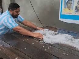 मेरठ-सहारनपुर में जमकर ओले गिरे, सफेद चादर बिछी:प्रयागराज में पीपा पुल बह गया, यूपी के 30 शहरों में आंधी-बारिश