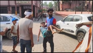 हाथरस जिले में झोलाछाप के इलाज से एक मासूम बच्चे की मौत,परिजनों के द्वारा मासूम बच्चे को लेकर अचेत अवस्था में जिला अस्पताल लेकर पहुंचे,जहां डॉक्टरों ने बच्चे को मृत घोषित कर दिया ।मामले की सूचना मिलने पर इलाका पुलिस भी मौके पर पहुंच गई। परिजन झोलाछाप डॉक्टर के खिलाफ कार्यवाही की मांग पर अड़े बच्चे के शव का पोस्टमार्टम कराने से इनकार कर दिया।

मिली जानकारी के अनुसार,सासनी कोतवाली क्षेत्र के गांव छोड़ा निवासी प्रवीण पाठक के 8 वर्षीय बेटे देव पाठक को अचानक पेट दर्द की शिकायत हुई।इस पर परिवार के लोगो ने नगला गढ़ू चौराहे के पास एक झोलाछाप डॉक्टर संजीव की दुकान पर लेकर पहुंचे।जहां डॉक्टर संजीव ने 8 वर्षीय देव पाठक को इंजेक्शन लगा दिया।जिसके बाद उसकी तबीयत और बिगड़ गई।परिवार के लोग बेहतर इलाज के लिए सीएचसी सासनी लेकर पहुंचे जहां डॉक्टरों ने मासूम को मृत घोषित कर दिया।

लेकिन परिवार के हंगामे के बाद सीएचसी सासनी से डॉक्टरों ने मासूम बच्चे को जिला अस्पताल रेफर कर दिया।मृत बच्चे नवीन को परिजन 108 एंबुलेंस से जिला अस्पताल लेकर पहुंचे,लेकिन यहां भी डॉक्टरों ने उसे मृत घोषित कर दिया।परिजनों ने हंगामा शुरू कर दिया और बिना पोस्टमार्टम के बच्चे के शव को ले जाने लगे।जिसके बाद पुलिस ने परिवार के लोगो को समझा बुझाकर शांत कराया और कार्यवाही का आश्वास देकर शव को पोस्टमार्टम को भेजा दिया।
