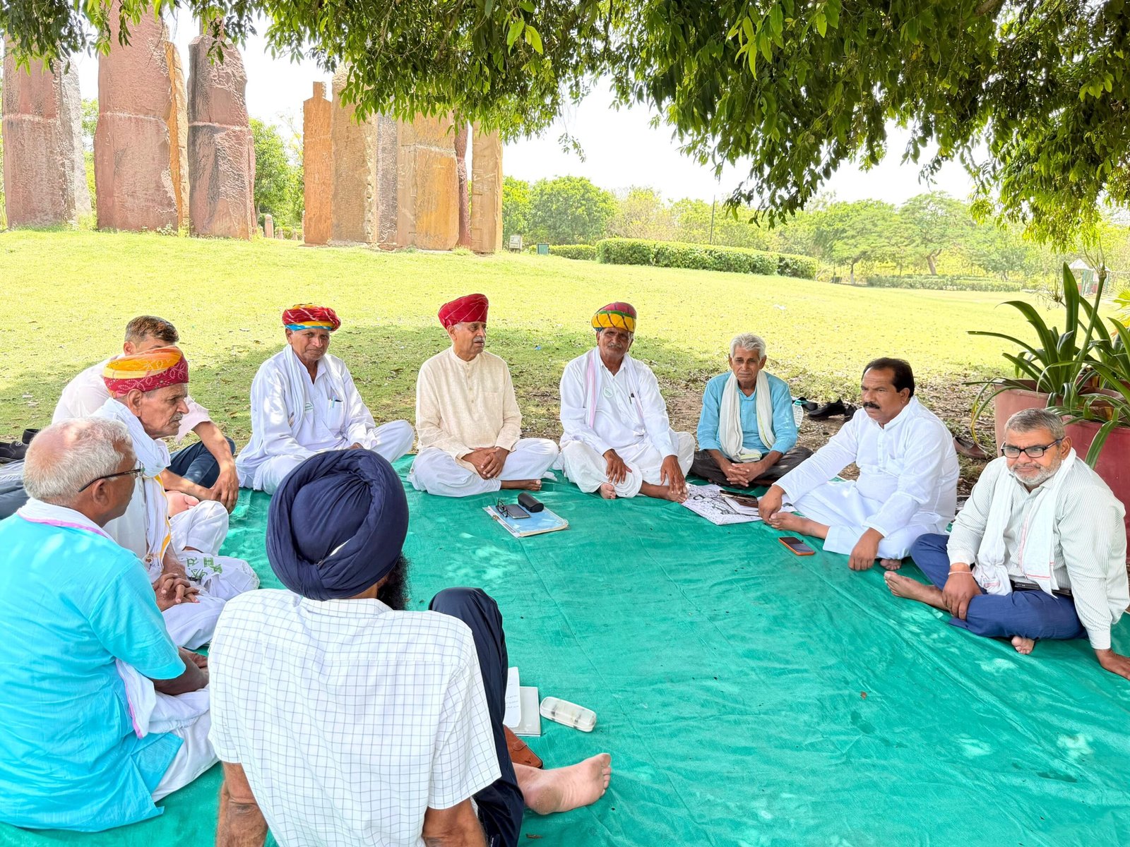 टोंक से एस रहमान कि रिपोर्ट।किसान महापंचायत की राजस्थान प्रदेश पदाधिकारियों की बैठक 30 अप्रैल आयोजित हुई। इस बैठक में किसान महापंचायत के राष्ट्रीय अध्यक्ष रामपाल जाट, राष्ट्रीय महासचिव अकबर खान, टोंक, राष्ट्रीय उपाध्यक्ष रोताश बोहरा, प्रदेश अध्यक्ष मुसद्दी लाल यादव, प्रदेश मंत्रियों में बत्तीलाल बैरवा, मनजिंदर सिंह अटवाल एवं जगदीश जांगिड, प्रदेश मीडिया प्रभारी सुरेश बिजारणिया, प्रदेश युवा अध्यक्ष रामेश्वर प्रसाद चौधरी, प्रदेश कार्यकारिणी सदस्य घनश्याम मीणा मलारना चौड़ आदि सम्मिलित हुए। बैठक में निम्न लिखित विषयों पर चर्चा हुई:- इस बैठक में 5 अप्रैल को किसान महापंचायत की राजस्थान प्रदेश कार्यकारिणी द्वारा निश्चित किये गये कार्यक्रमों "खेत को पानी- फसल को दाम- युवाओं को काम" के मंत्र की साधना हेतु समान आर्थिक हितों के आधार पर किसान मतदान करने का एक विधानसभा मे 500-500 रूपये समर्पण कर संकल्प लेने वाले 500 कार्यकर्ता तैयार करने की प्रगति का आकलन किया गया। चयनित विधानसभाओं में 31 मई 2026 तक लक्ष्य पूर्ण किया जाना है। संकल्प लेने वाले कार्यकर्ताओं को देने हेतु क्रमांक अंकित “संकल्प कैलंडर’ मुद्रित करवाने का भी प्रस्ताव पारित किया गया। राष्ट्रीय, प्रदेश, जिला स्तर के कार्यकर्ताओं द्वारा प्रदत्त की जाने वाली समर्पण निधि की समीक्षा की गयी। ग्रीनफील्ड एक्सप्रेस वे /भारतमाला परियोजना में भूमि अधिग्रहण के विरोध में आयोजित कार्यक्रमों का वृतांत सुना गया एवं भावी कार्यक्रमों की जानकारी दी गयी। आगामी खरीफ मौसम में उर्वरकों की बिना टैगिंग के सुलभ उपलब्धता सुनिश्चित करने का सरकार से आग्रह किया गया। केंद्र एवं राज्य सरकार द्वारा टैगिंग रोकने के लिए आदेश पारित करने के उपरांत भी उर्वरक खरीद के साथ अनचाहे उत्पादो यथा नेनो यूरिया एवं नेनो डीएपी की टैगिंग नहीं रुकना खेद मिश्रित आश्चर्य है। दलहन उत्पादन में आत्मनिर्भरता मिशन के अंतर्गत चने की दाने-दाने की खरीद के लिए राज्य सरकार को आदेशित करने हेतु कृषि मंत्री शिवराज सिंह चौहान को पत्र प्रेषित करने का निर्णय लिया गया, जिसकी प्रति प्रधानमंत्री, गृह मंत्री, राज्य के मुख्यमंत्री, कृषि मंत्री, सहकारिता राज्य मंत्री स्वतंत्र प्रभार, राजस्थान के सभी लोकसभा, राज्यसभा एवं विधानसभा के सदस्यों को प्रेषित कर बताया है। कि टोंक शहर में अतिक्रमण हटाने के नाम पर केबिनों एवं सामानों को तोड़ने जैसे क्रूर कृत्यों की निंदा की गयी तथा अतिक्रमण हटाने की पूर्ववर्ती शर्त के रूप में पीड़ितों को रोजगार उपलब्ध कराने की आवश्यकता प्रतिपादित की गयी।