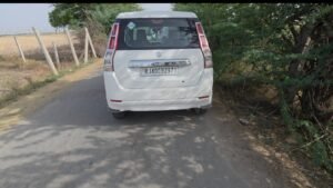 टोंक,/देवली।जिले में नशे के खिलाफ कार्रवाई करते हुए डीएसटी टीम व देवली थाना पुलिस ने संयुक्त ऑपरेशन में एक कार से 2.741 किलोग्राम अवैध डोडा पोस्त बरामद कर एक आरोपी को गिरफ्तार किया है।
पुलिस के अनुसार, कासीर रोड पर नाकाबंदी के दौरान संदिग्ध कार (आरजे 40 सीबी 2971) को रोककर तलाशी ली गई। तलाशी में करीब 50 हजार रुपए कीमत का डोडा पोस्त, 5950 रुपए नगद, इलेक्ट्रॉनिक कांटा, मिक्सर ग्राइंडर व मोबाइल फोन बरामद किए गए।
पुलिस ने आरोपी शंकरलाल पुत्र सूरज करण जाती  ब्राह्मण (45), निवासी कासीर, थाना देवली, जिला टोंक को गिरफ्तार कर एनडीपीएस एक्ट में मामला दर्ज किया ।